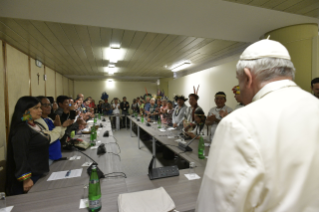Nel pomeriggio di oggi, alle ore 15:30, il Santo Padre ha incontrato un gruppo di una quarantina di indigeni